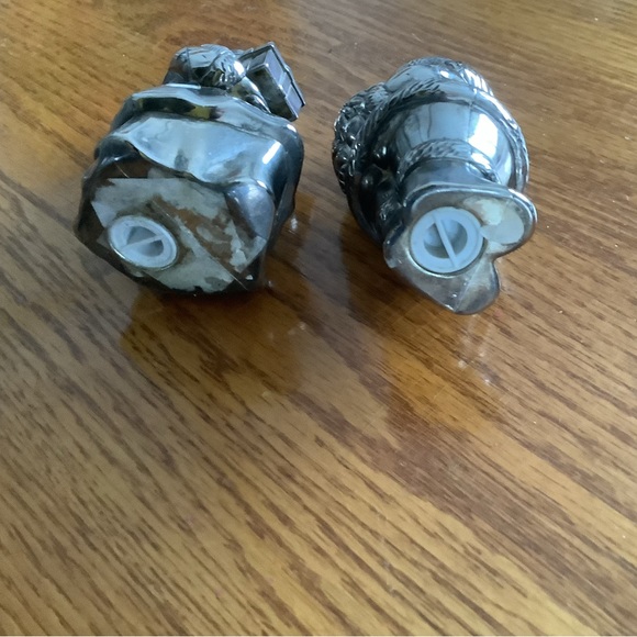 Mr & Mrs Santa Claus Kissing Salt & Pepper Shakers - Picture 6 of 6